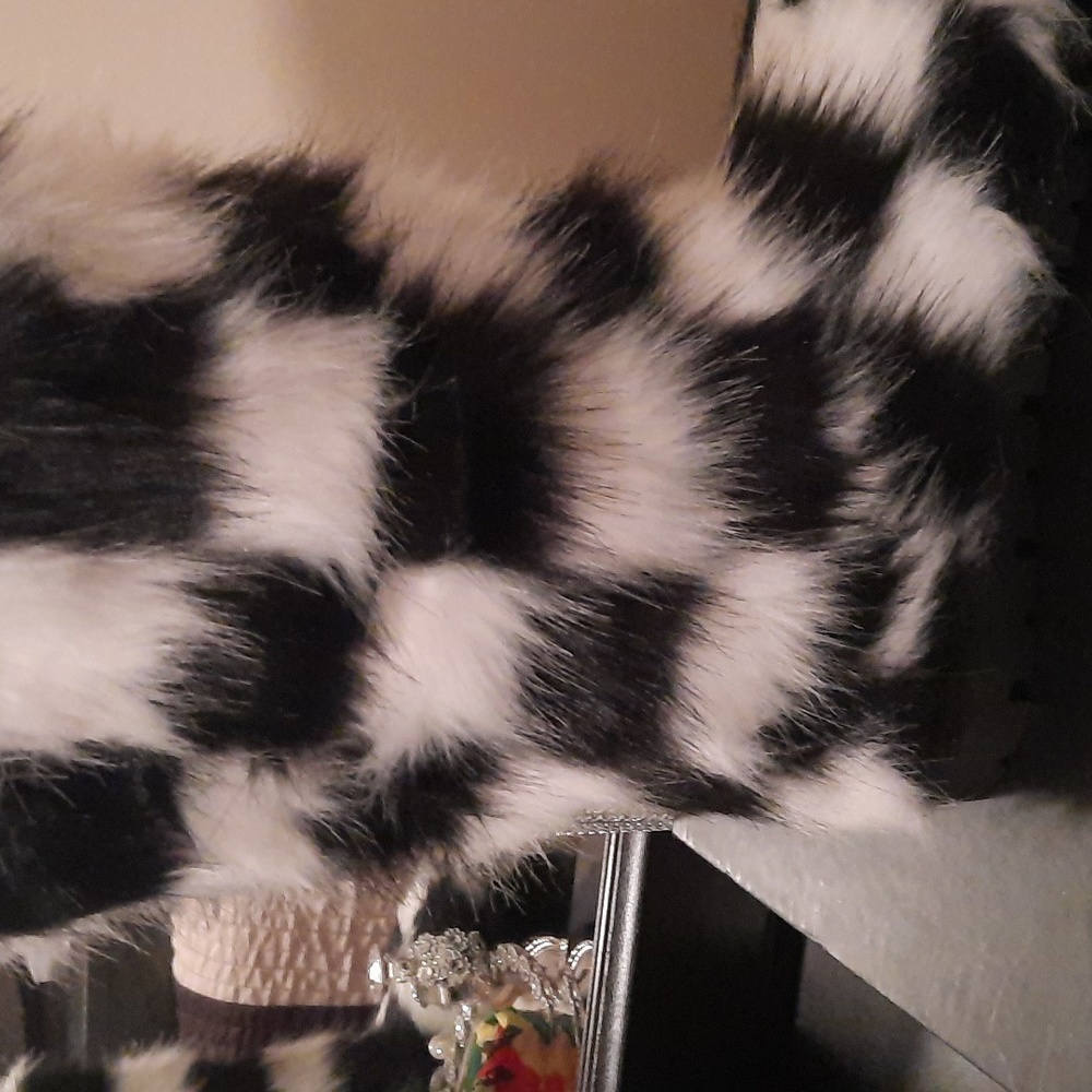 A bootie Back and White - Picture 3 of 10